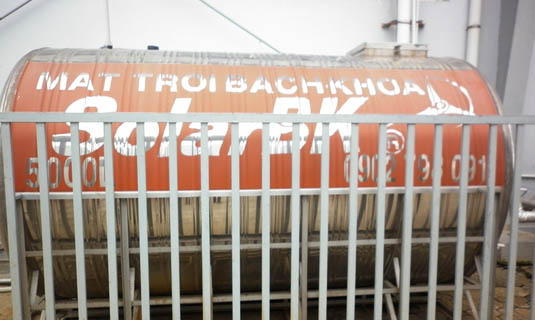 Một bình nước nóng của hệ thống năng lượng mặt trời.