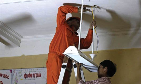 Thi công hệ thống chiếu sáng học đường cho các trường học ngay trong đêm.