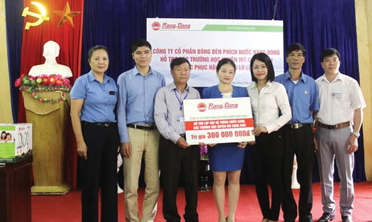 Đại diện CTCP Bóng đèn phích nước Rạng Đông trao quà cho các trường của Mù Cang Chải.