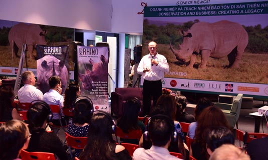 Tiến sĩ William Fowlds thuyết trình tại hội thảo.