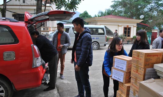 Thành viên đoàn công tác xếp, dỡ và tập trung hàng cứu trợ.