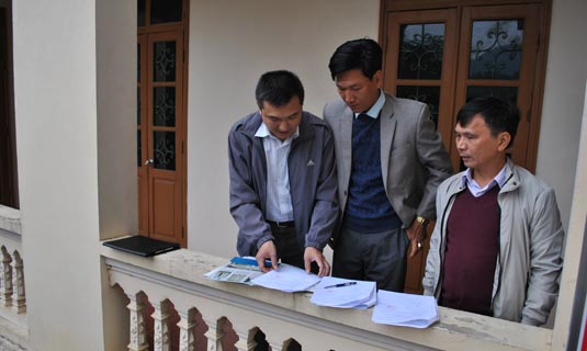 -TBT Lưu Huyền Hậu làm thủ tục bàn giao cho ông Đặng Minh Tấn Chủ tịch xã Đồng Nghê