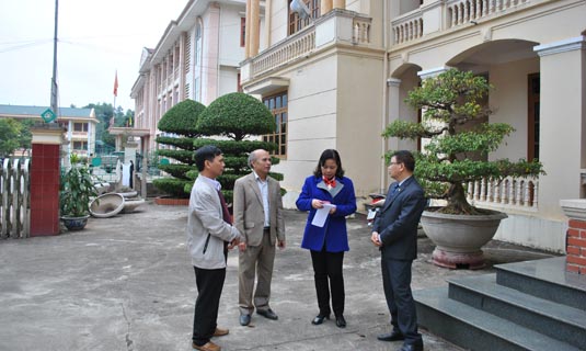 Lãnh đạo đoàn công tác trao đổi với Lãnh đạo huyện Đà Bắc