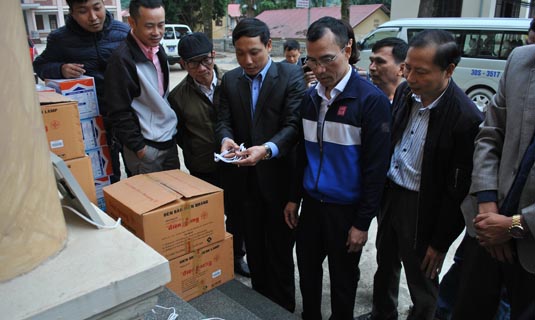 Cán bộ kỹ thuật của sở Công thương hướng dẫn bà con và cán bộ xã Đồng Nghê thao tác lắp đặt và sử dụng máy phát điện mặt trời Sola của công ty Vũ Phong trao tặng.