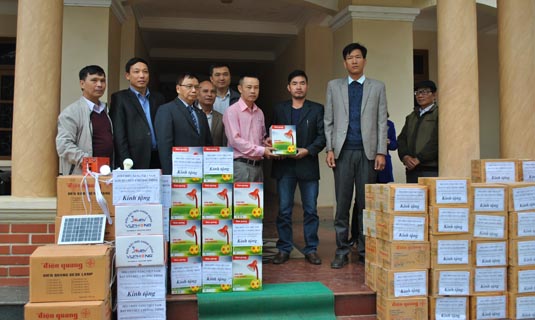 -Đại diện Cty CP Bóng đèn Điện Quang trao tặng quà của công ty cho Chủ tịch hai xã Đồng Nghê và Suối Nánh.