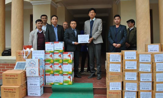 -PGS.TS Nguyễn Hồng Tiến, CT Hội CSVN trao quà của Chương trình cho đại diện hai xã Đồng Nghê và Suối Nánh, huyện Đà Bắc.