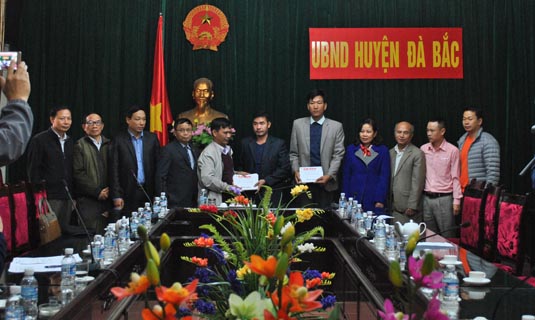 Thay mặt cho Ban tổ chức, TBT Lưu Huyền Hậu trao tặng quà cho của chương trình cho đại diện hai xã Đồng Nghê và Suối Nánh.