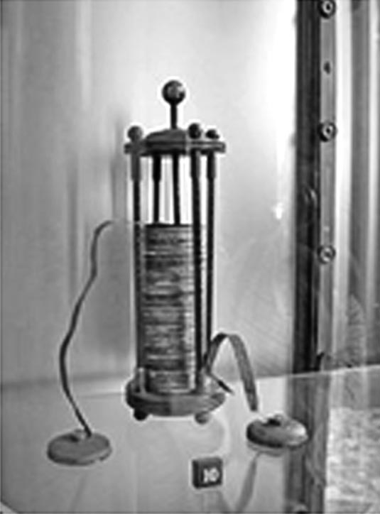 Hình 5Alessandro Volta và cột Volta