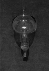 Hình 17: Chiếc bóng đèn do Edison chế tạo