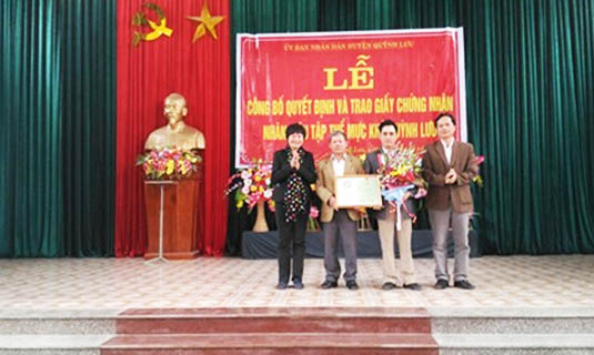 Đại diện Cục Sở hữu trí tuệ, Bộ Khoa học và Công nghệ .lãnh đạo huyện Quỳnh Lưu trao Giấy chứng nhận nhãn hiệu tập thể "Mực khô Quỳnh Lưu".