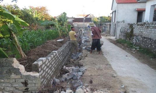 Người dân tự nguyện hiến đất, tường rào làm giao thông nông thôn.
