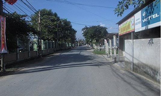 Các tuyến đường liên thôn, liên xã đều được nhựa hóa, bê tông hóa tạo thuận lợi cho nhân dân đi lại.