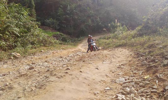 Đường từ trung tâm xã đi các bản còn gặp rất nhiều khó khăn.