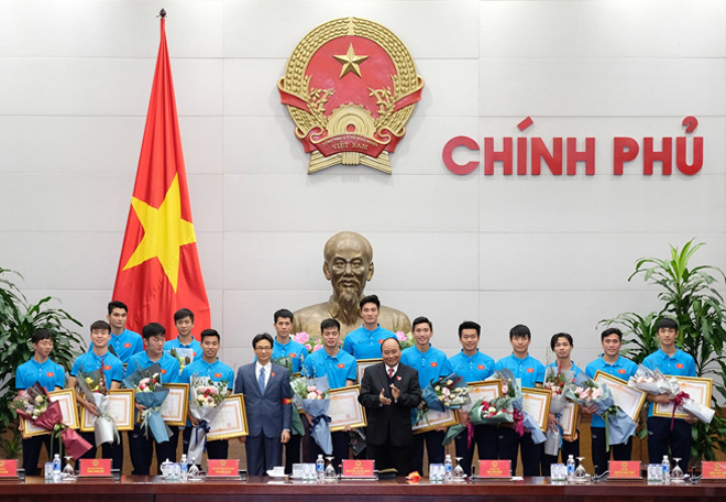 Thủ tướng Nguyễn Xuân Phúc và Phó Thủ tướng Vũ Đức Đam trao Bằng khen của Thủ tướng Chính phủ cho các thành viên Đội tuyển U23 Việt Nam. Ảnh X. Hiếu
