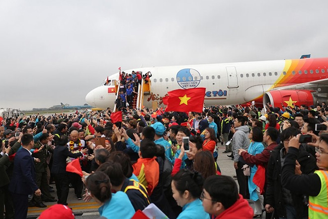 Các tuyển thủ và thành viên ban huấn luyện cùng các bác sỹ của đội tuyển. Ảnh - Song Ngư,