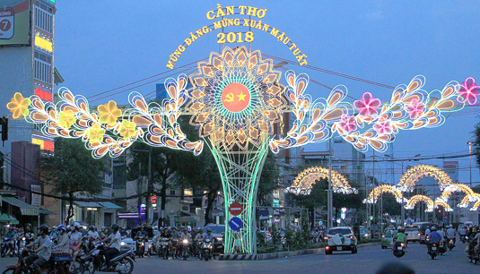 Cổng đường đèn nghệ thuật lúc mới sáng đèn vào chiều tối.