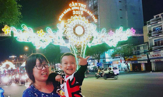 Mẹ con một phóng viên trước cổng đường đèn.