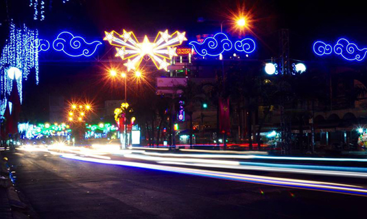 Đường đèn nghệ thuật nhìn dưới thấp.