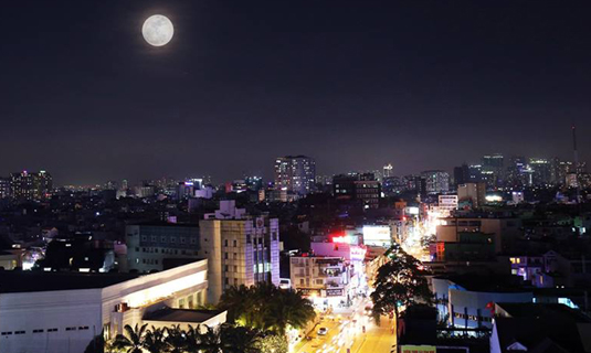 Đường đèn nghệ thuật nhìn từ trên cao.