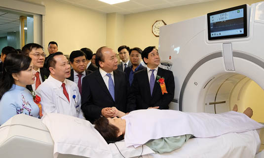 Thu tuong tham hoi benh nhan dang dieu tri tai benh vien Viet Xo