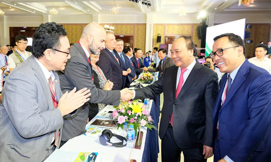 Thu tuong va cac dai bieu du hoi nghi xuc tien dau tu tinh Vinh Long