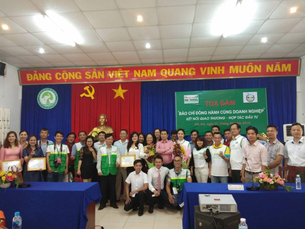 Chụp hình lưu niệm.