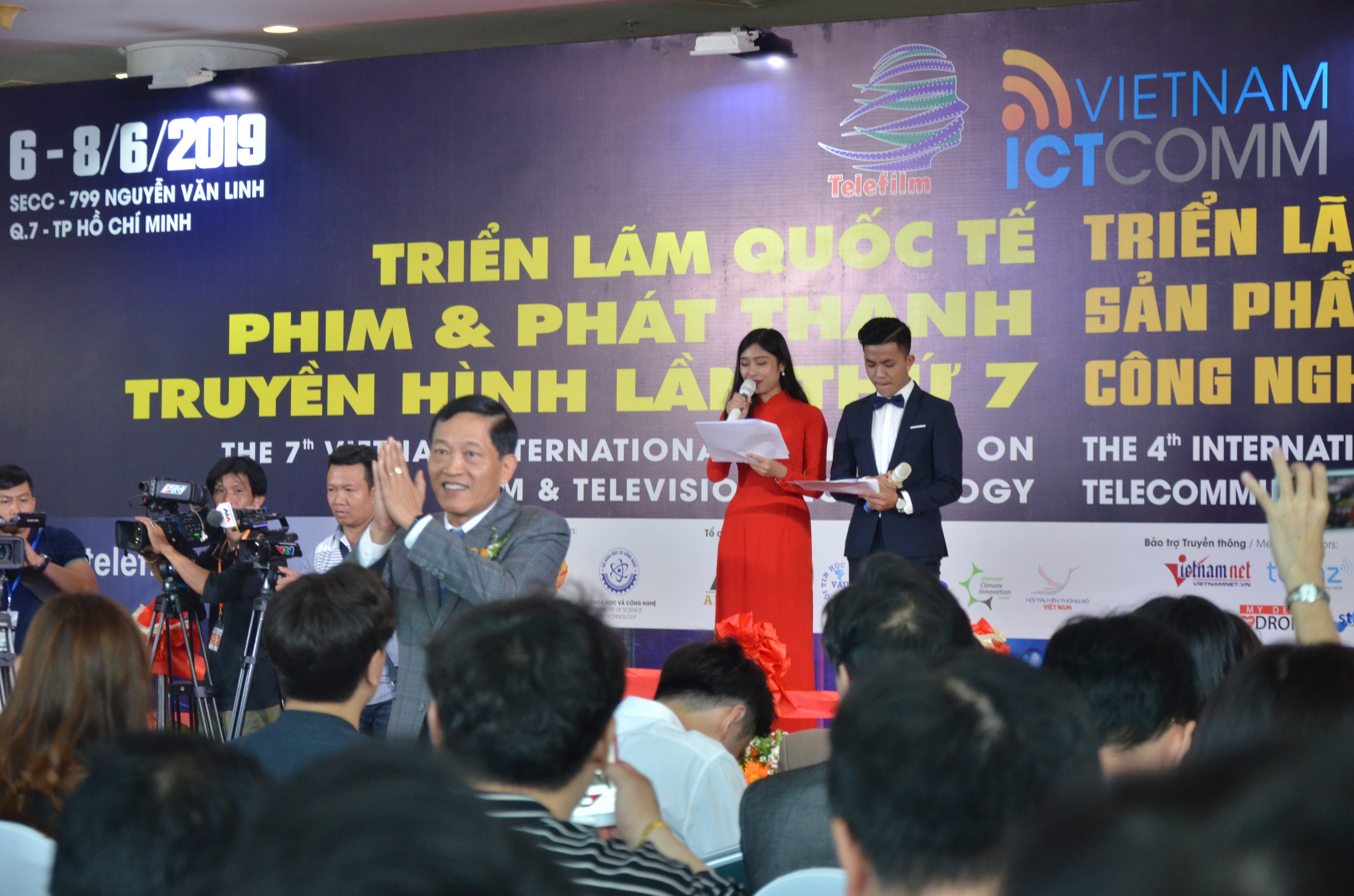 Khai mạc triển lãm