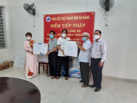 Chị Nguyễn Thị Kim Liên (bên trái) đang trao quà cho người Việt Nam