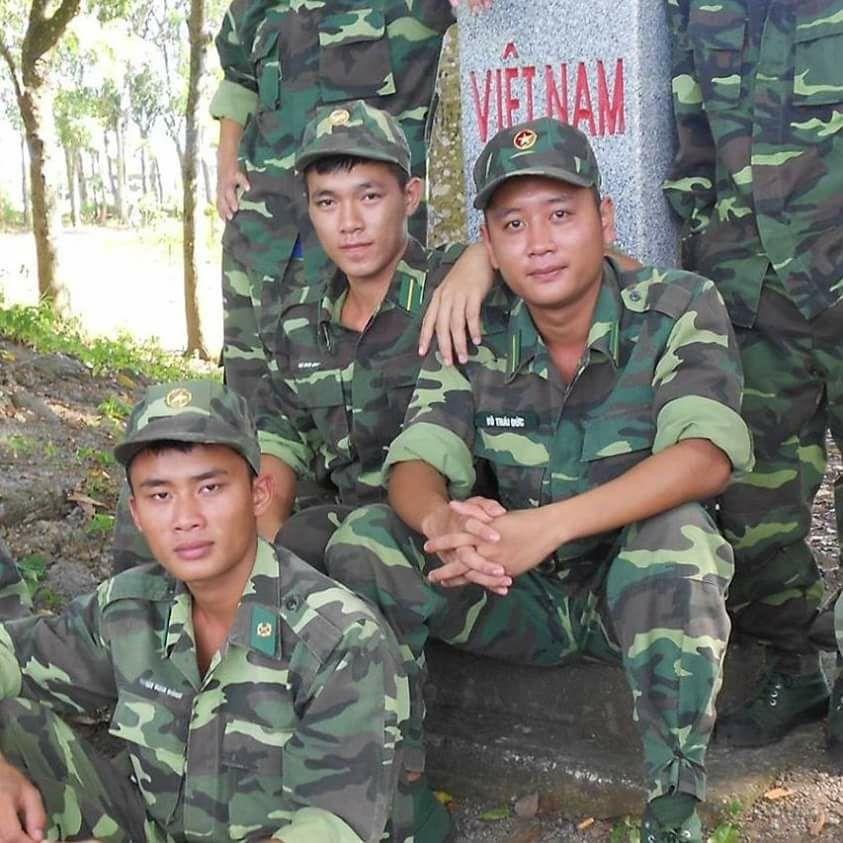 Hình 13. Chiến sĩ biên phòng Võ Thái Đức luôn sát cánh cùng đồng đội trong cuộc chiến chống Cô Vy (ngồi - thứ hai, từ phải sang)