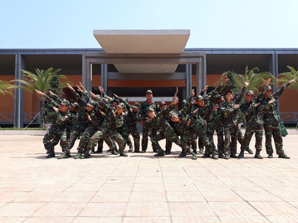 Hình 15. Người lính trẻ Võ Thái Đức (đứng chính giữa) cùng đồng đội luôn lạc quan trong cuộc chiến chống dịch nơi vùng biên giới