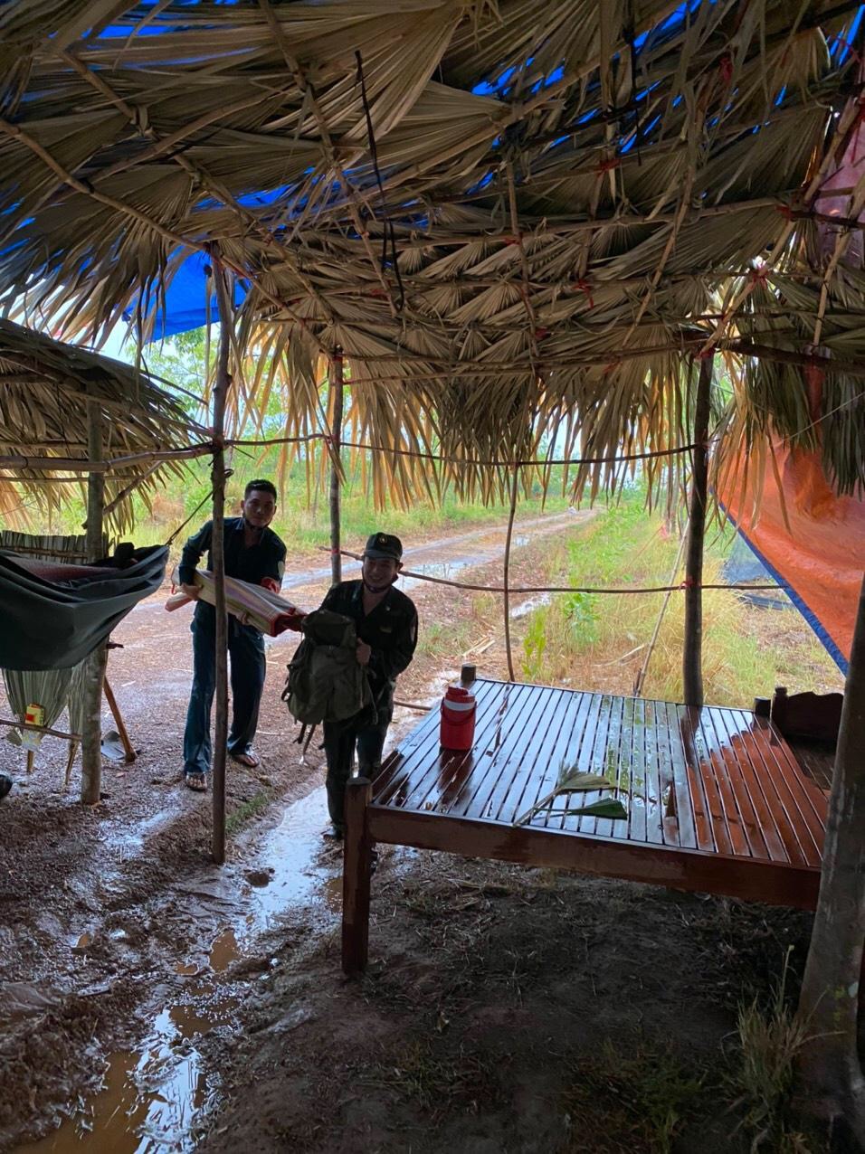 Các chiến sĩ biên phòng nỗ lực dựng lại lán trại tại các chốt khi bị mưa to gió lớn làm tốc mái, dột nát, hư hại nặng nề