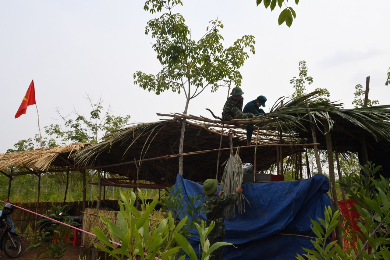 Hình 3, 4, 5. Các chiến sĩ biên phòng nỗ lực dựng lại lán trại tại các chốt khi bị mưa to gió lớn làm tốc mái, dột nát, hư hại nặng nề