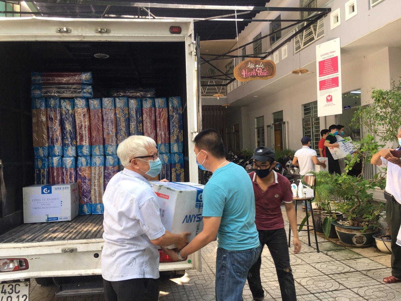 Trao quà là niềm hạnh lớn