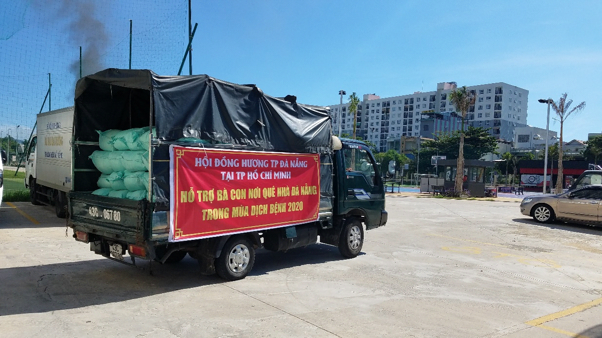      Những tấn gạo nghĩa tình của người Đà Nẵng ở Sài Gòn gửi về quê nhà(Ảnh QM).