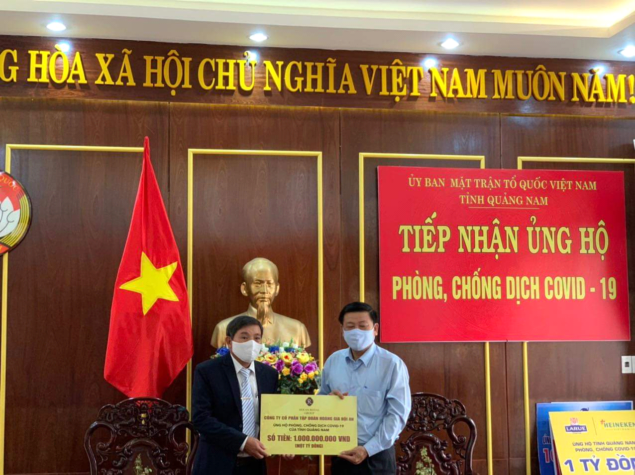 Doanh Nhân Nguyễn Phú Quý trao bản tượng trưng số tiền 1 tỷ đồng  hỗ trợ mua máy xét nghiệm Covid19.(Ảnh QM).