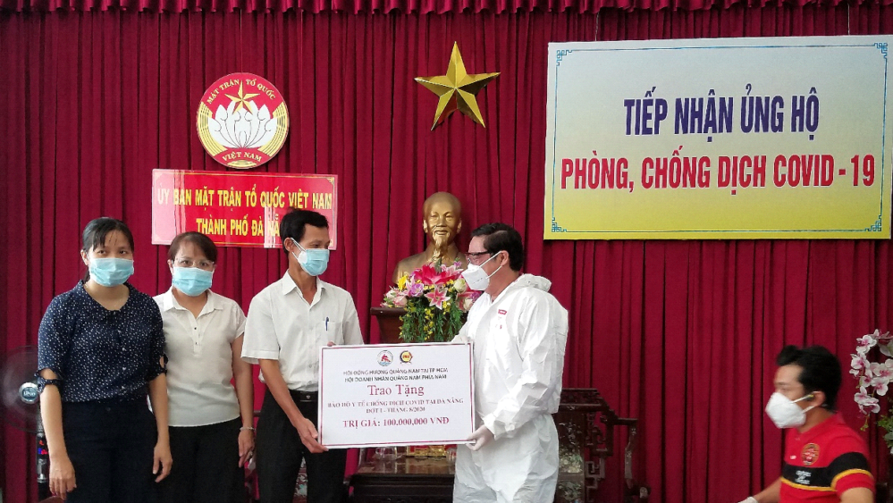 Chủ tịch Hội đồng hương Quảng Nam ông Nguyễn Văn Tuấn trao quà cho vị Đại diện Ủy ban MTTQ Việt Nam TP. Đà Nẵng.