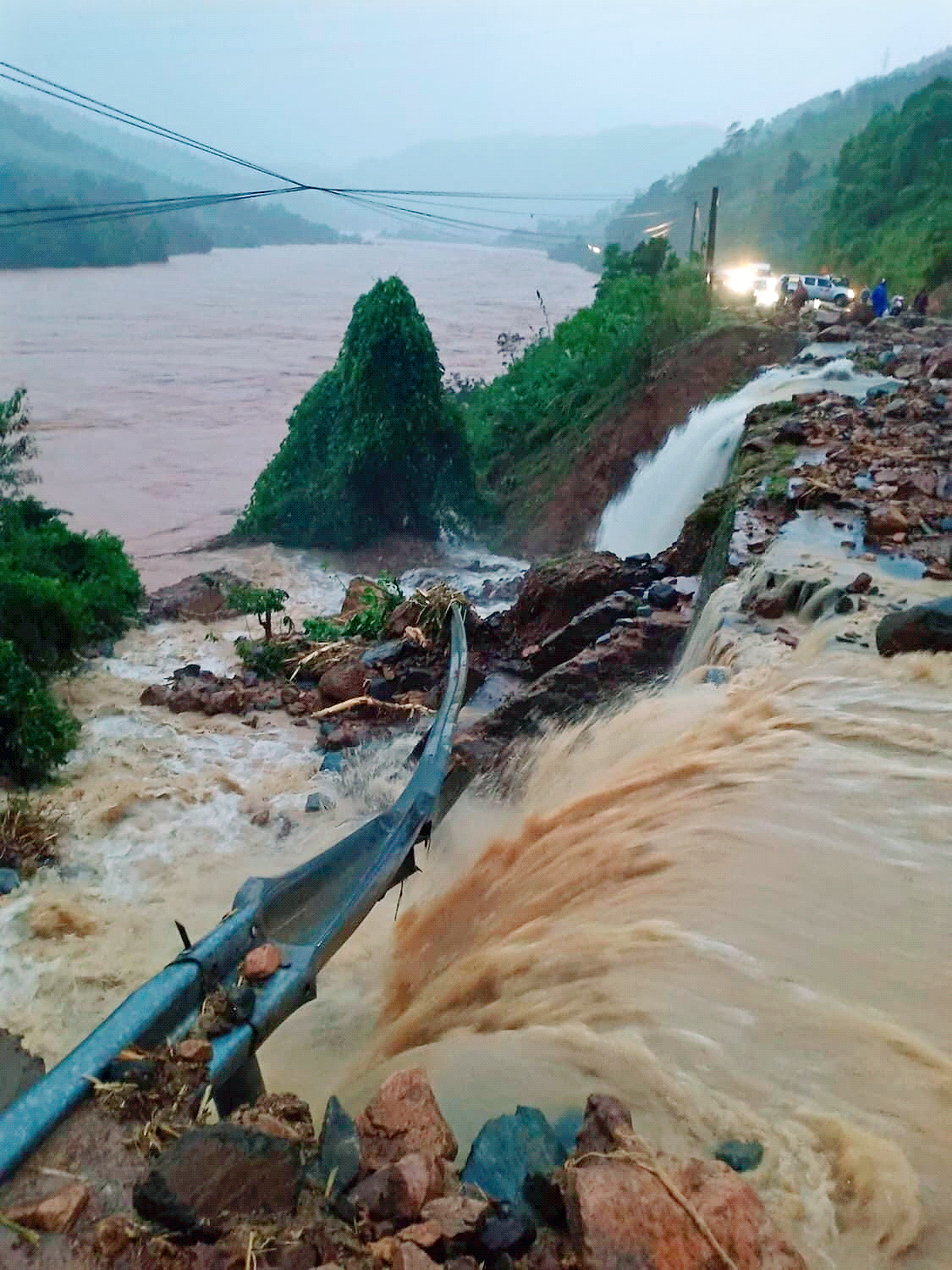 Sạt lở tuyến đường quốc lộ 9 qua địa phận huyện ĐakRông, Quảng Trị