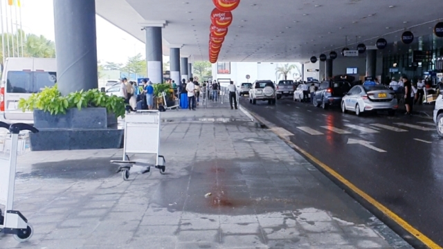 nước chảy xuống trần sảnh làm vàng ố. Cảnh tượng gây mất thẩm mỹ tại Nhà ga hàng không nơi được cho là “ Xanh, sạch, đẹp”