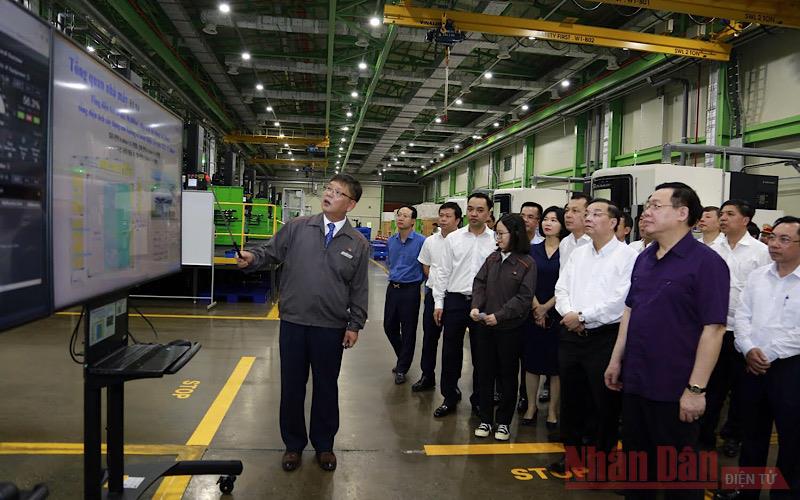  Bí thư Thành ủy Vương Đình Huệ cùng các đồng chí lãnh đạo thành phố thăm khu công nghệ cao Hòa Lạc. (ẢNH: DUY LINH)