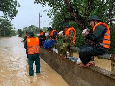 CBCS Bội đội phút tranh thủ ăn cơm tiếp tục giúp dân