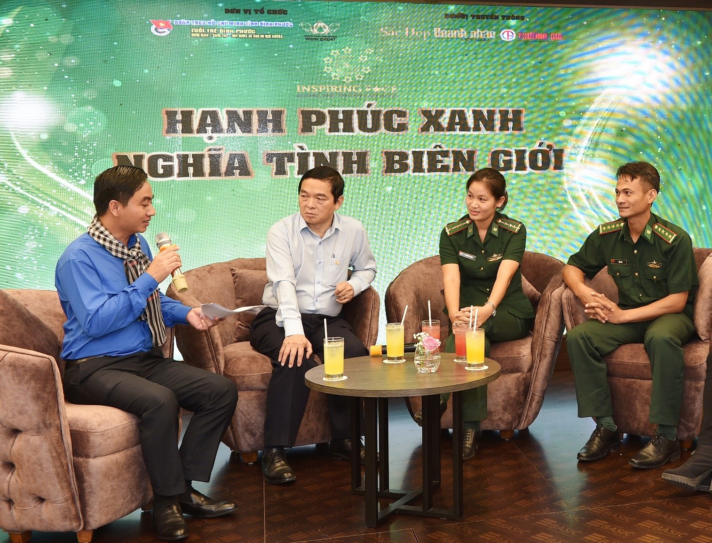 Bí thư Tỉnh Đoàn Bình Phước Trần Quốc Duy cùng trao đổi, chia sẻ với 02 chiến sỹ biên phòng Bình Phước và doanh nhân Lê Viết Hải - Chủ tịch Tập đoàn xây dựng Hòa Bình