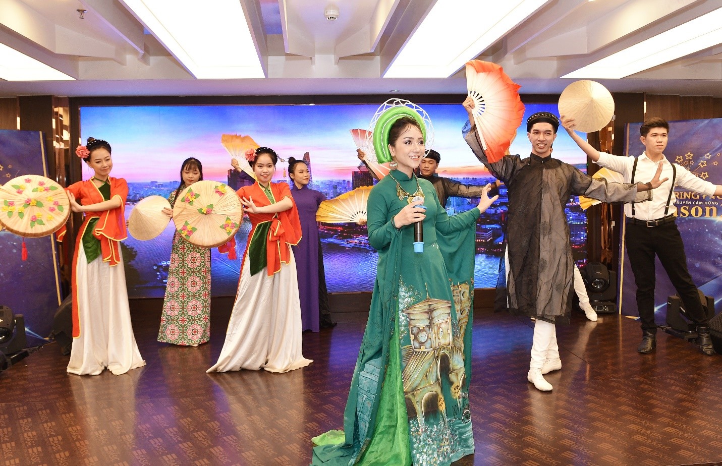 Ca sỹ, diễn viên Dương Hàn Ni với ca khúc Quê hương ba miền. Tác giả: Thanh Sơn. Minh họa: Vũ đoàn Lâm Sao mở màn đêm nhạc thật ấn tượng