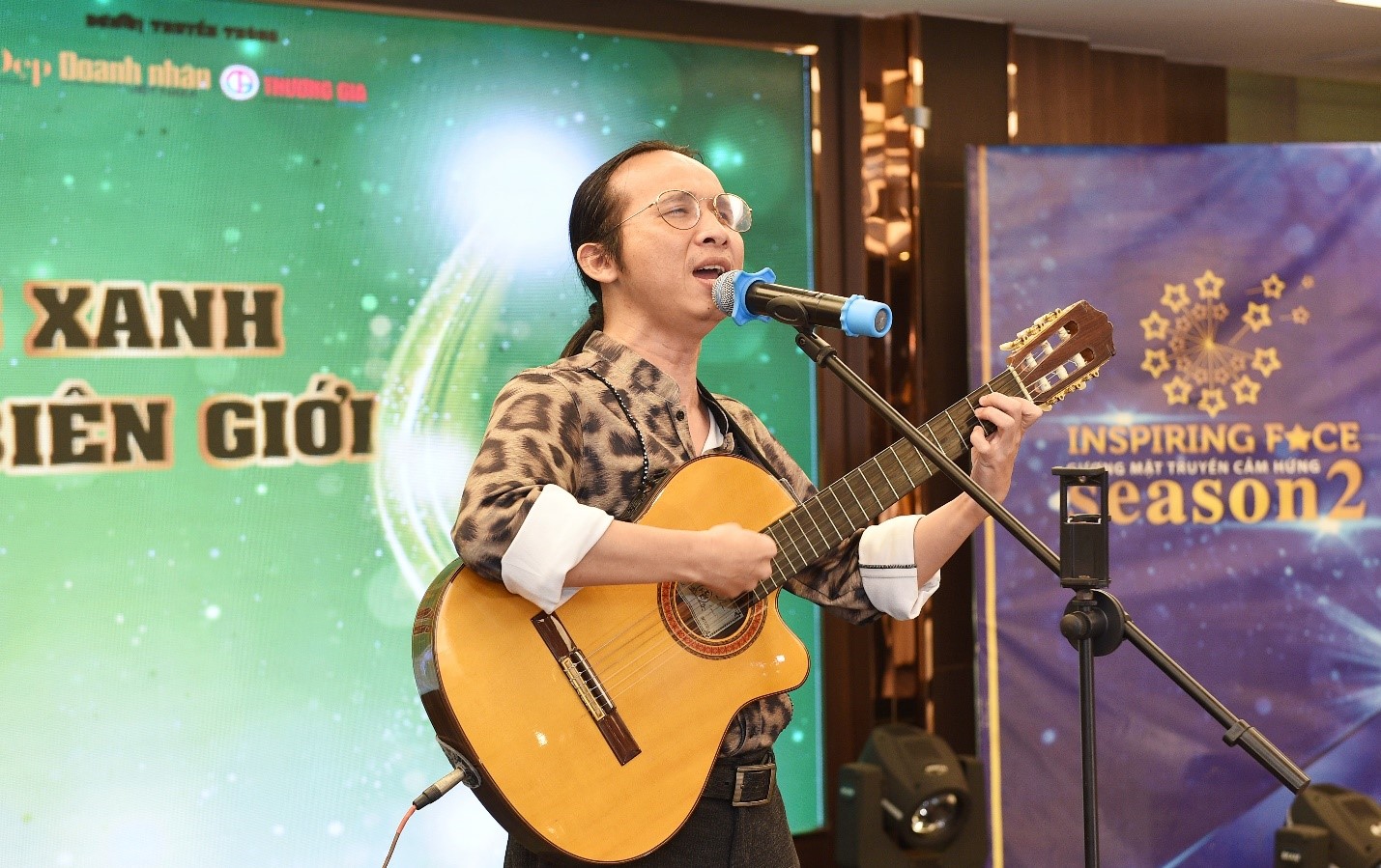 Nhạc sỹ Hà Chương đã thể hiện một ca khúc về miền Trung với cảm xúc trào dâng, mang đến cho cả khán phòng tình cảm thương yêu, chia sẻ với cộng đồng