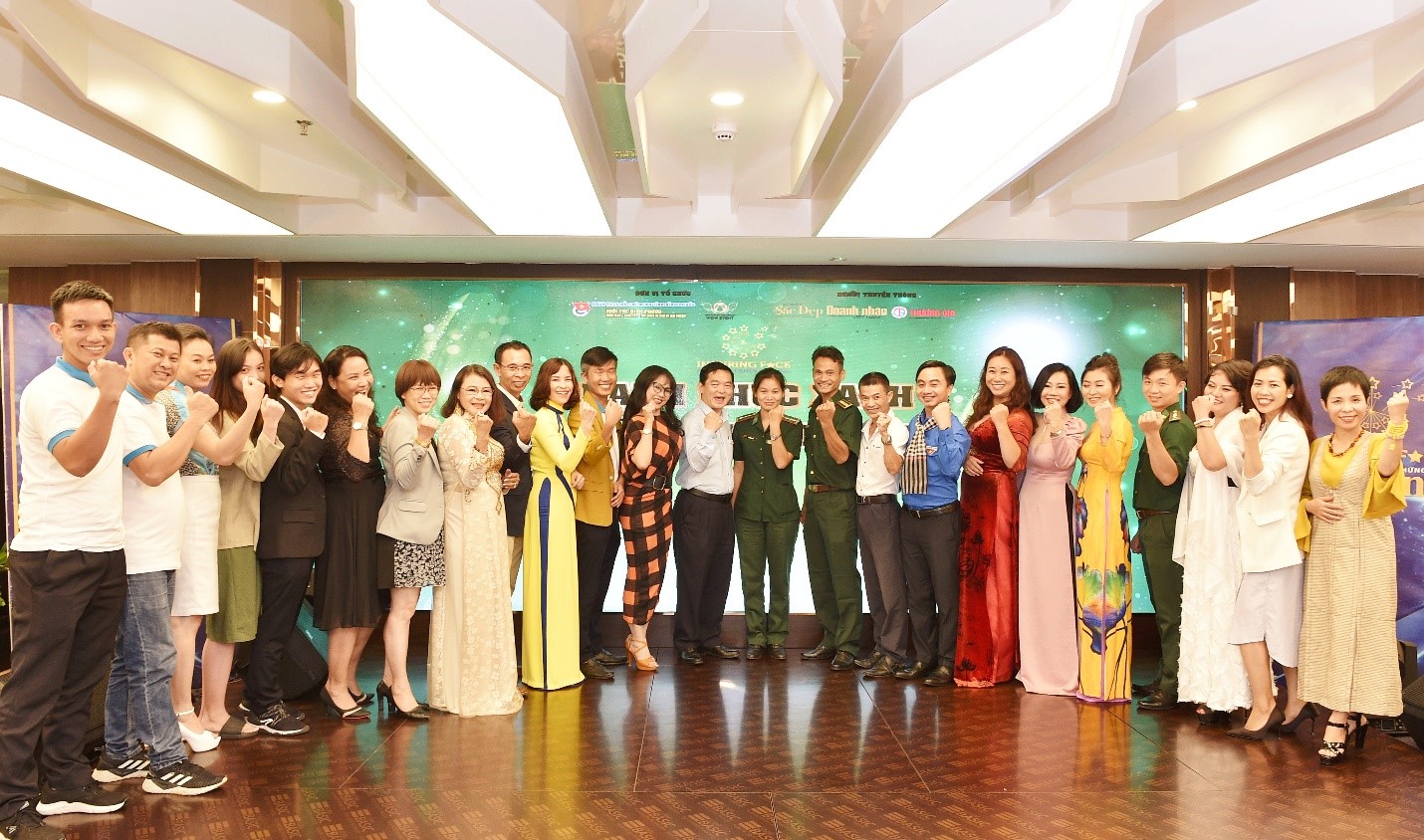 Tập thể doanh nhân, văn nghệ sỹ, chiến sỹ tại đêm nhạc thể hiện ý chí quyết tâm đồng hành với những chuyến hành trình “Hạnh phúc xanh - Nghĩa tình biên giới” sắp tới