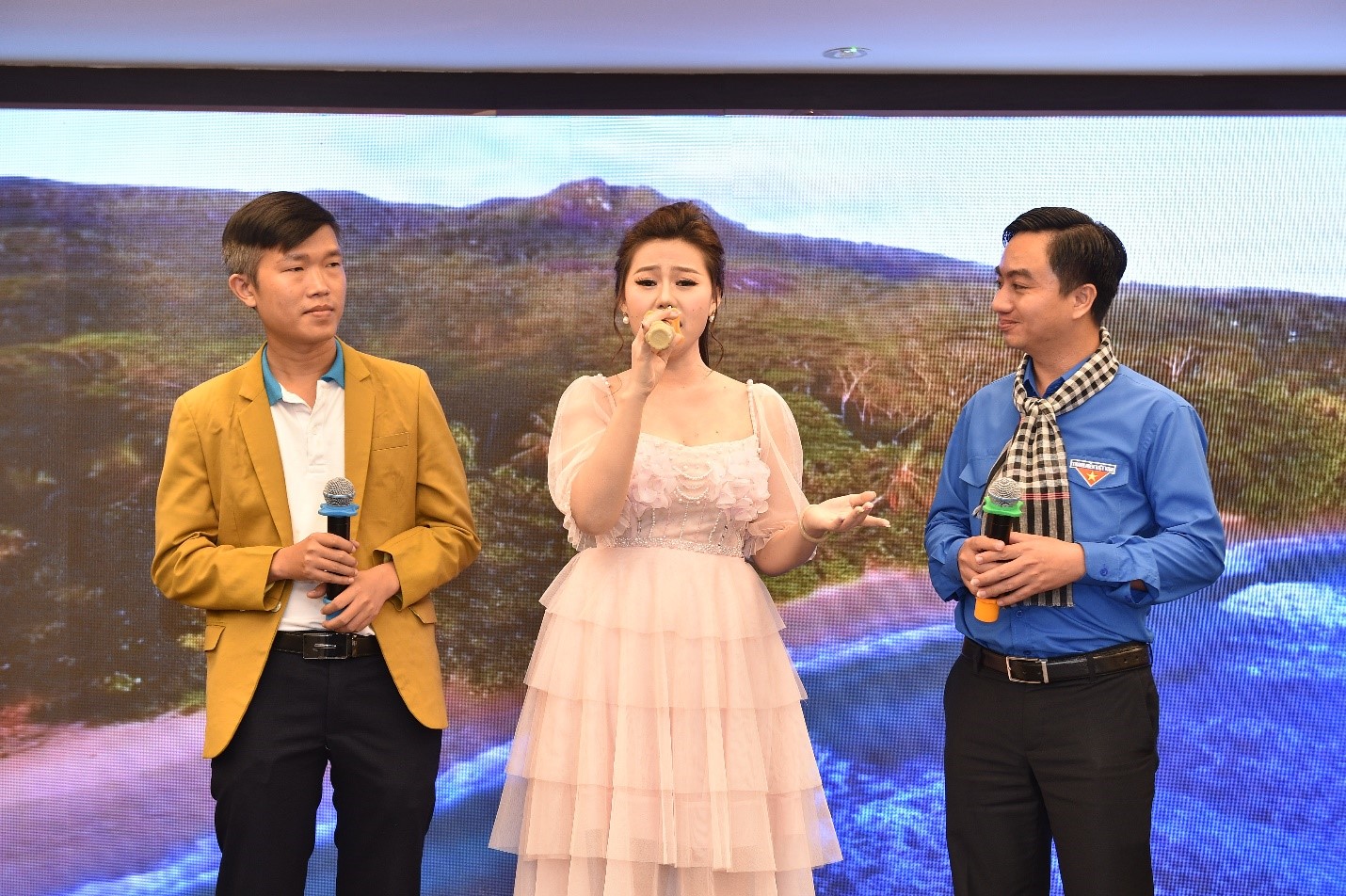 Ca sỹ Tiểu Thúy với ca khúc Mời anh về thăm quê em (Tác giả: Thùy Linh) với sự minh họa của anh Trần Quốc Duy - Bí thư Tỉnh Đoàn Bình Phước và anh Nguyễn Hoàng Tôn - Trưởng ban Dự án Gương mặt truyền cảm hứng