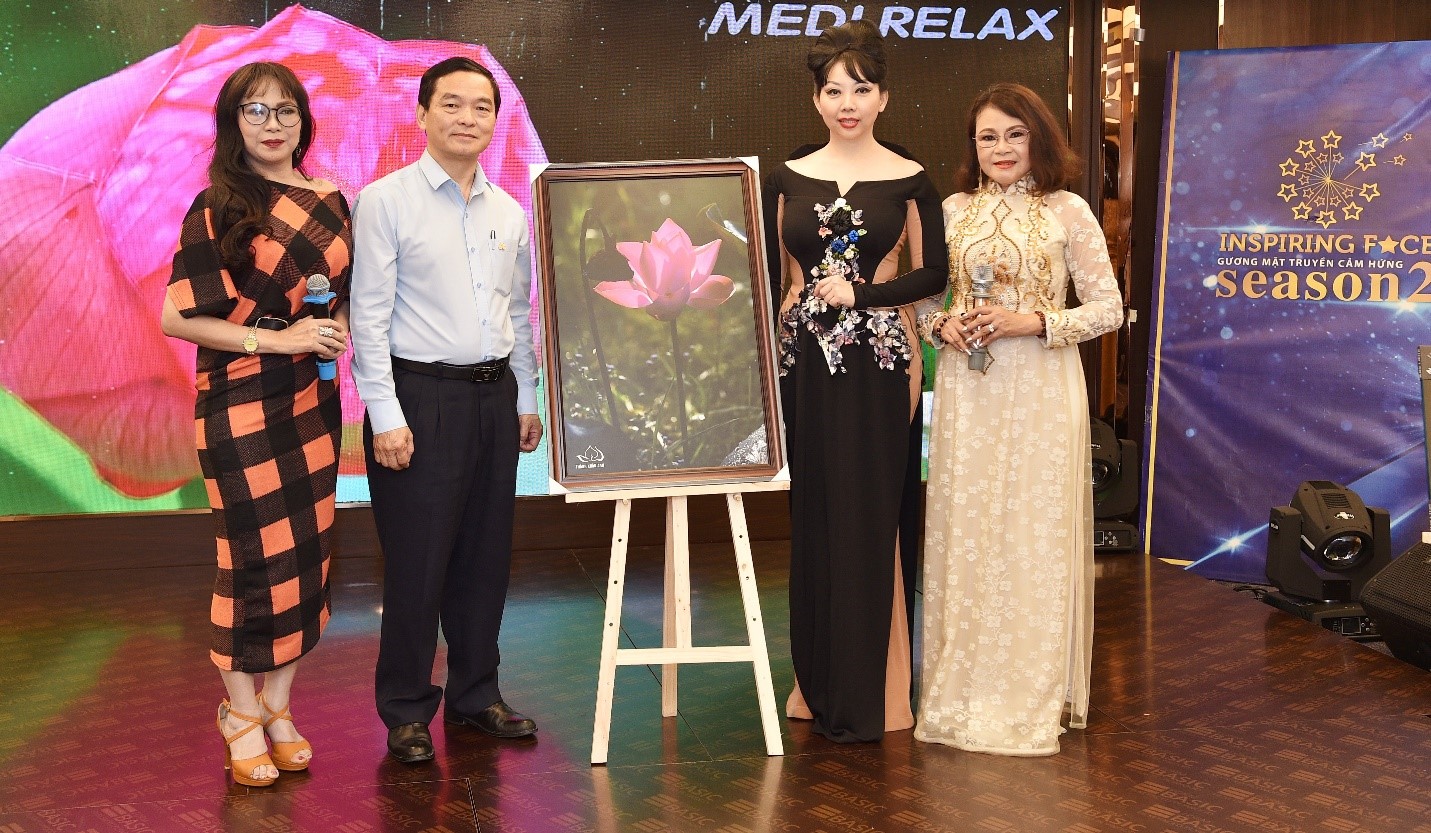 Diễn viên Vân Thanh, NTK Quỳnh Paris và Gương mặt truyền cảm hứng - chị Maria Tâm trao bức tranh Hoa Sen của Nhiếp ảnh gia Thành Xuân Anh cho ông ông Lê Viết Hải, Chủ tịch Tập đoàn xây dựng Hòa Bình sau khi đấu giá thành công