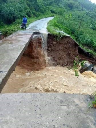 Mưa lớn sạt lở các tuyến đường ĐT, ĐH