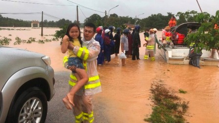 Lực lượng CSGT CA huyện Cam Lộ đưa bà con ra khỏi vùng lũ