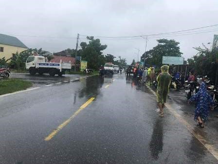 Công an huyện cam Lộ luôn sẵn sàng ứng cứu bà con nơi đang ngập lụt