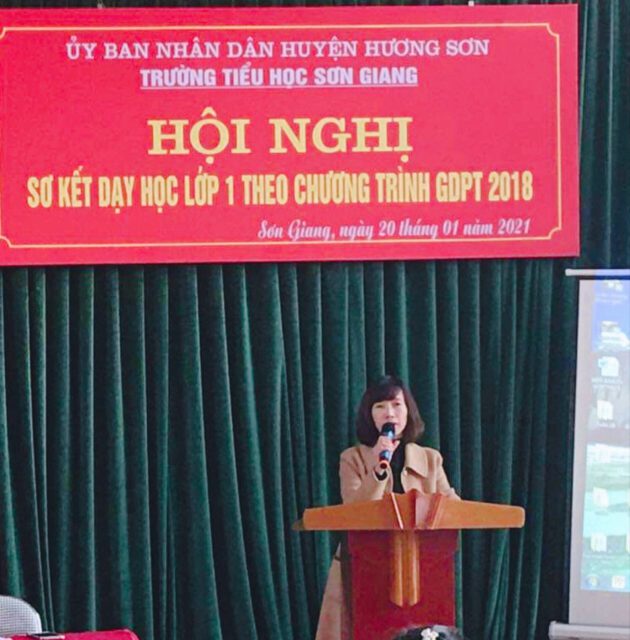 Cô giáo Hà Thị Hương Giang- Hiệu trưởng trường Tiểu học Sơn Giang khai mạc Hội nghị sơ kết dạy học lớp 1 theo Chương trình và sách giáo khoa mới